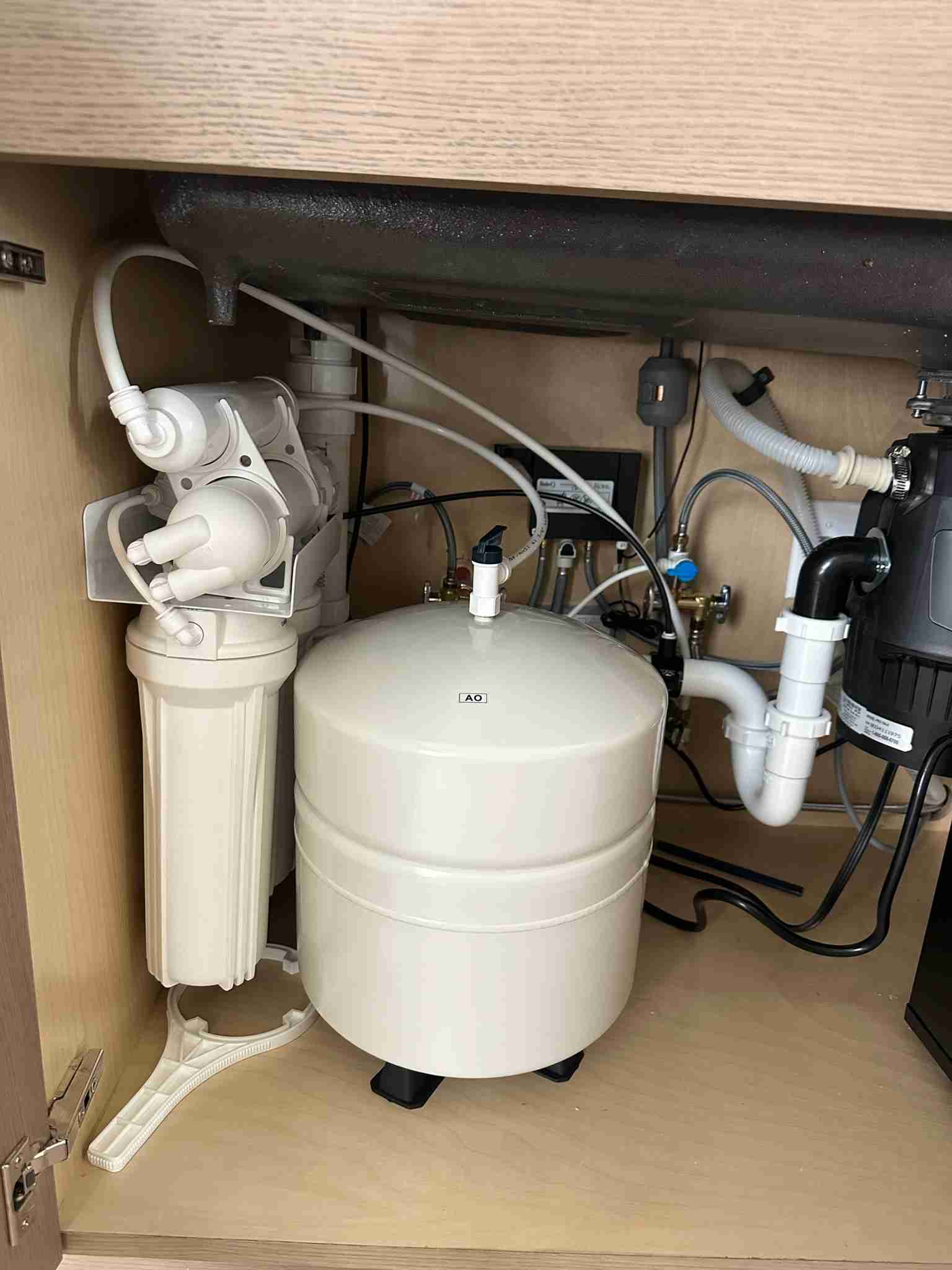 Under sink reverse osmosis system installed in a cabinet